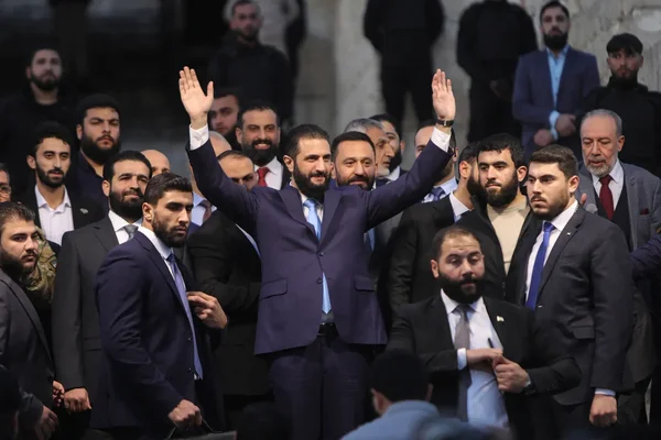 Ahmed al-Charaa s'adressant à une foule lors d'un événement public en Syrie.