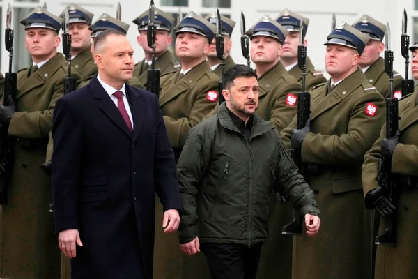 Cérémonie officielle polono-ukrainienne avec des soldats en uniforme.