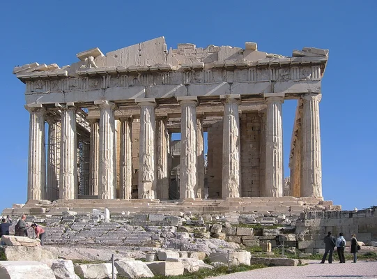 Le Parthénon sur l'Acropole d'Athènes, avec des touristes au pied du temple antique.