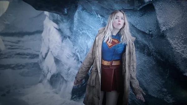 Milly Alcock dans le rôle de Supergirl, sur le tournage du film à venir.