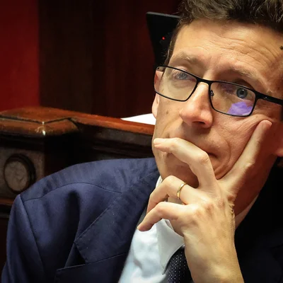 Édouard Geffray, ministre de l'Éducation nationale, dans une pose méditative.