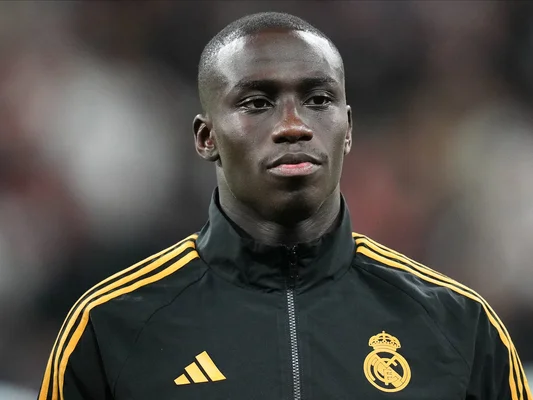 Ferland Mendy en survêtement d'entraînement du Real Madrid, regard déterminé.