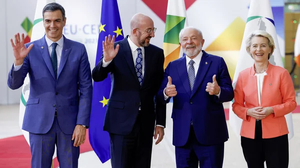Pedro Sánchez, Charles Michel, Luiz Inácio Lula da Silva et Ursula von der Leyen lors du sommet UE-CELAC.