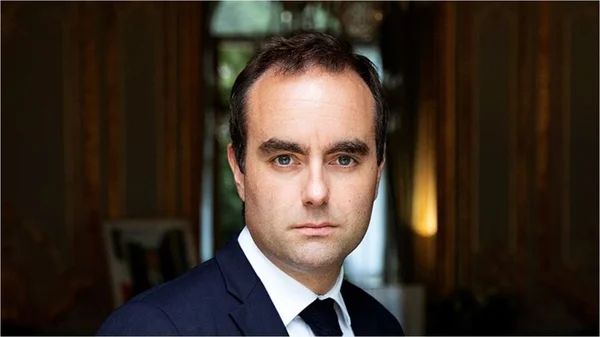 Portrait de Sébastien Lecornu en costume marine.