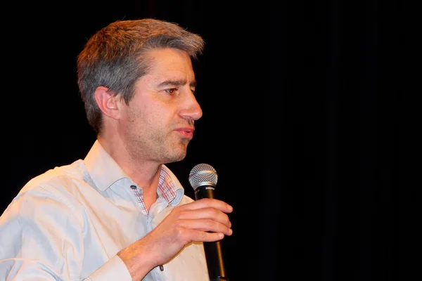 Jean-Luc Mélenchon prenant la parole lors d'un meeting de l'Union Populaire à Belfort, en présence de François Ruffin, Alma Dufour et Alexis Corbière.