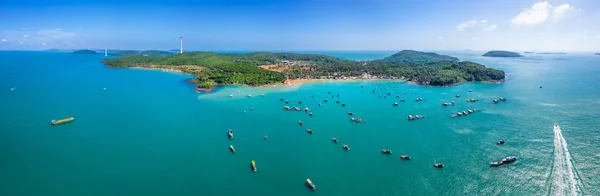 Vue aérienne de la baie d'Ha Long, avec ses îlots karstiques et ses bateaux de tourisme.