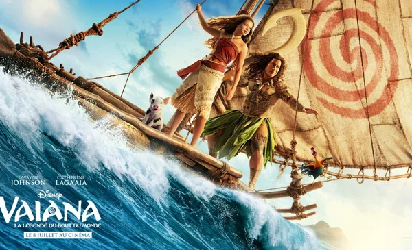 Affiche promotionnelle du live-action Vaiana : les personnages naviguent sur une vague géante.