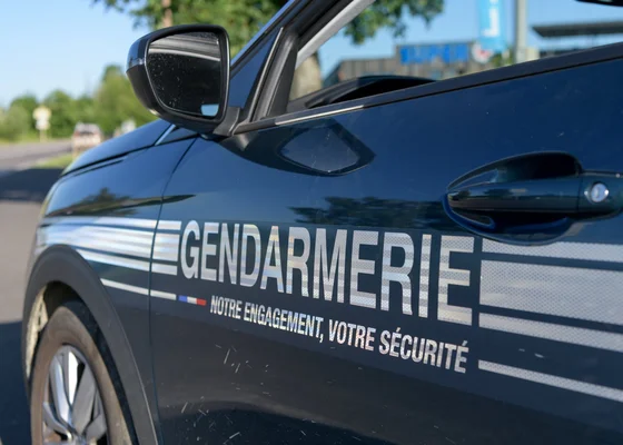 Véhicule de la Gendarmerie nationale illustrant la présence des forces de l'ordre à Alès.