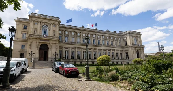 Le palais de l’Élysée, résidence présidentielle, avec la tour Eiffel en arrière-plan.