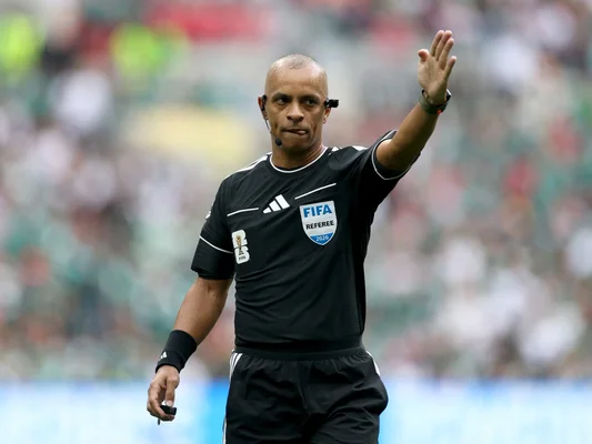 Arbitre de la Coupe du monde portant une mini-caméra embarquée pour les téléspectateurs.