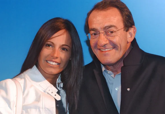Nathalie Marquay et Jean-Pierre Pernaut posant ensemble, souriants.