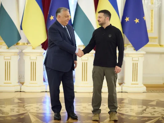 Volodymyr Zelenskyy et Viktor Orbán échangeant une poignée de main lors d'une rencontre officielle