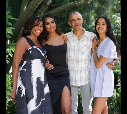 Portrait de la famille Obama en extérieur.