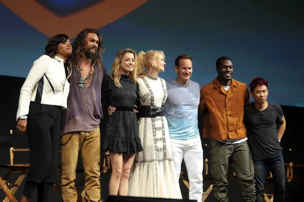 Yahya Abdul-Mateen II (au centre) avec le casting d'Aquaman à la Comic-Con 2018.