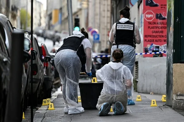 Enquêteurs de la police technique et scientifique sur une scène de crime à Marseille après un homicide par balle en plein jour.