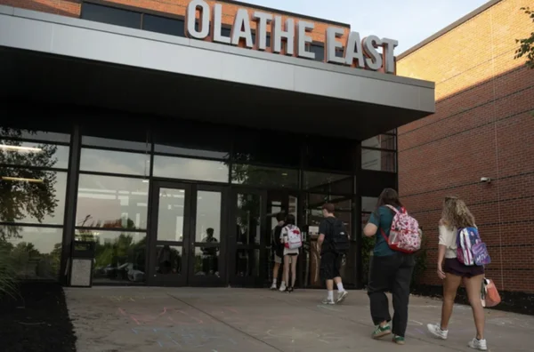 Élèves devant l'école secondaire Olathe East, l'un des districts menacés.