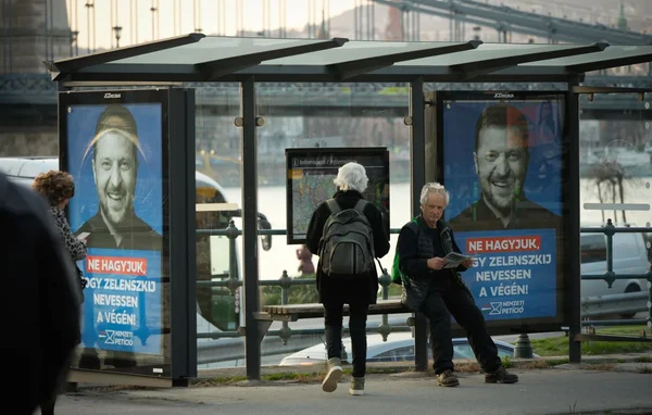 Affiches de campagne électorale hongroise représentant Volodymyr Zelenskyy sur un abribus à Budapest