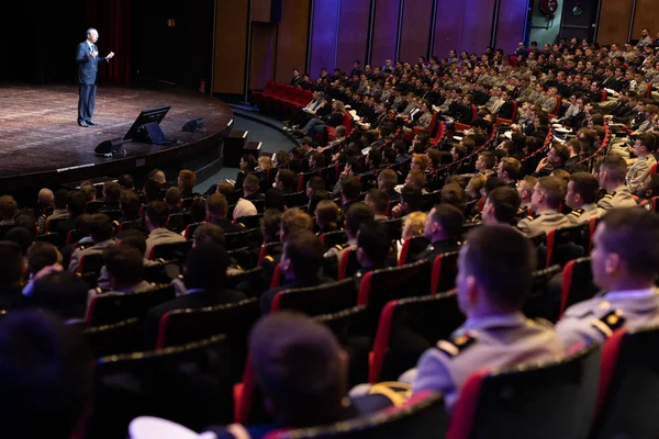 Amphithéâtre de rentrée de la promotion X2022 à l'École polytechnique, avec des élèves en uniforme.