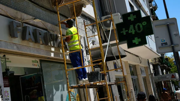 À Lisbonne, un thermomètre affiche 40°C, illustrant la vague de chaleur qui frappe le Portugal.