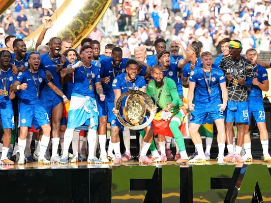 Les joueurs de Chelsea célébrant leur victoire au Community Shield sur le podium.