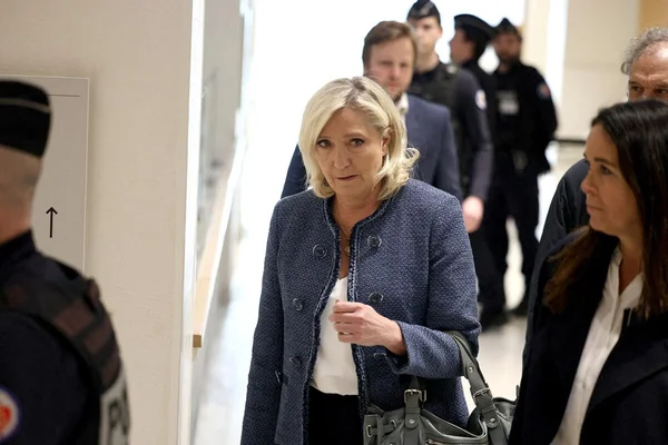 Marine Le Pen quittant le tribunal après l'audience de son procès en appel.