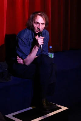 Guillaume Nicloux et Michel Houellebecq lors d'une représentation publique.