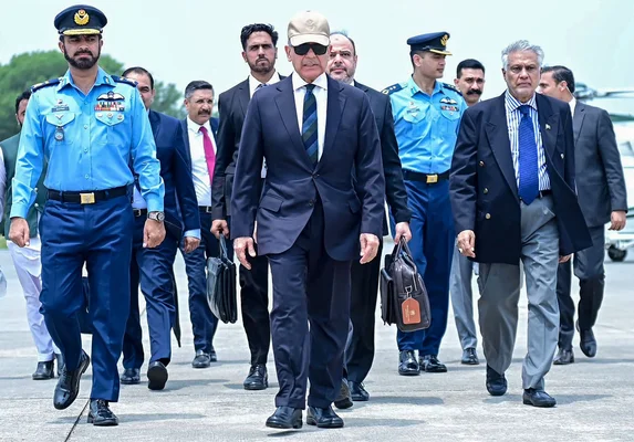 Arrivée de délégations étrangères à l'aéroport de Téhéran pour les funérailles d'Ali Khamenei.