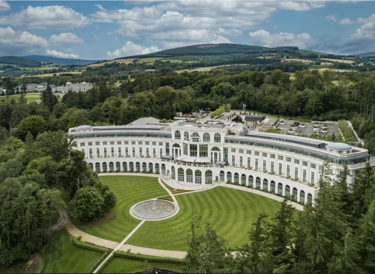 Vue aérienne du Powerscourt Hotel à Wicklow, lieu prévu pour la conférence « secrète » du groupe de Peter Thiel.