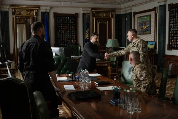 Mykhaïlo Drapatyi (au centre) serrant la main d'un officier lors d'une cérémonie de passation de commandement.