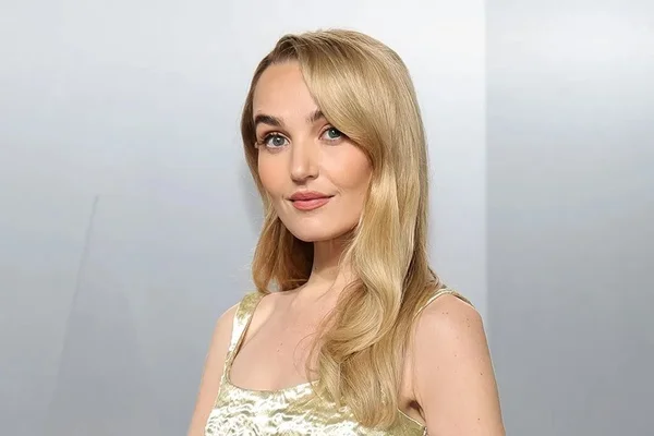 Chloe Fineman en haut à sequins dorés, portrait éditorial.