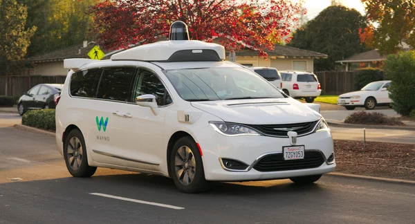 Un prototype Waymo Chrysler Pacifica Hybrid en test à Los Altos, Californie.