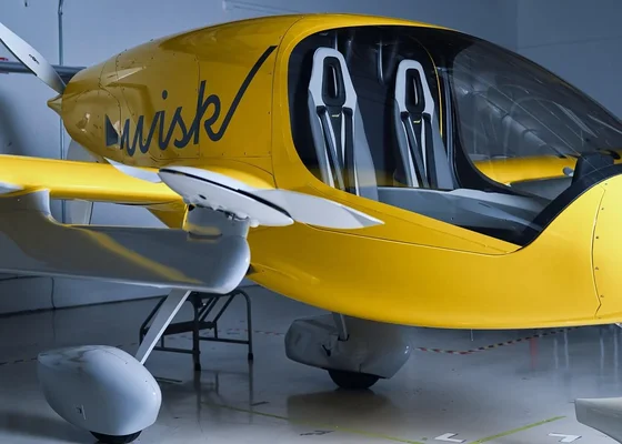 L'aéronef eVTOL de Wisk Aero, stationné dans un hangar pour maintenance ou exposition.
