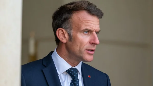 Emmanuel Macron en costume, regardant vers la droite.