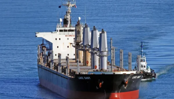 Le cargo 'LAKE SAINT' quittant les eaux israéliennes, escorté par un remorqueur.
