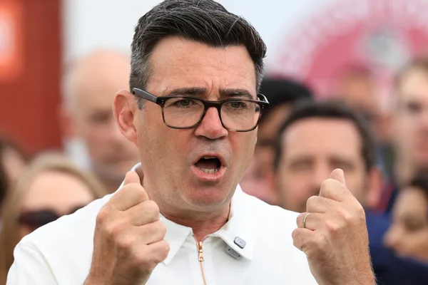 Andy Burnham s'adressant à la foule, les poings levés.
