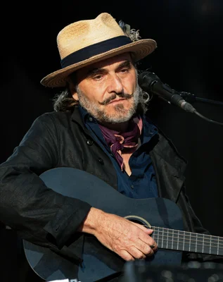 Stephan Eicher en concert sur la scène des Vieilles Charrues 2021.