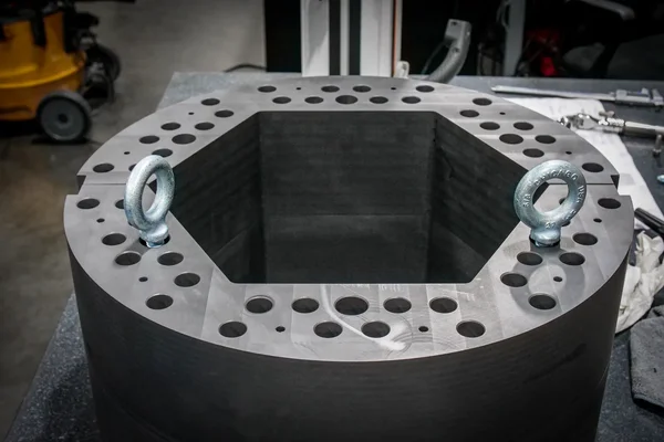 Composant du réacteur nucléaire de Valar Atomics sur un établi industriel.