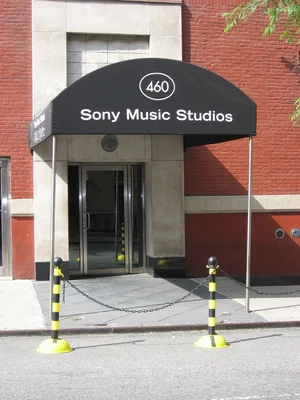 Entrée des Sony Music Studios, lieu emblématique de l'industrie musicale.