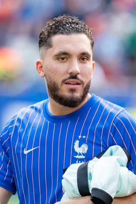 Rayan Cherki sous le maillot de Manchester City, en pleine action sur le terrain.