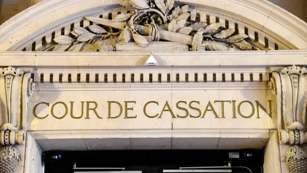 L'entrée de la Cour de cassation, ornée de symboles républicains.