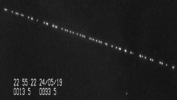 Train de satellites Starlink visible dans le ciel nocturne, capturé en pose longue avec données de localisation.
