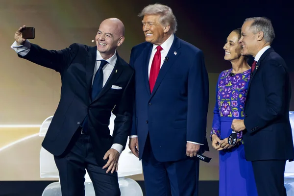 Gianni Infantino prenant un selfie avec Donald Trump lors d'un événement officiel.