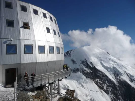 Des alpinistes sur la passerelle du refuge du Goûter, perché à 3 835 m d'altitude.