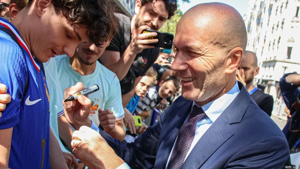 Zinédine Zidane signe un autographe pour un jeune supporter devant le siège de la FFF.