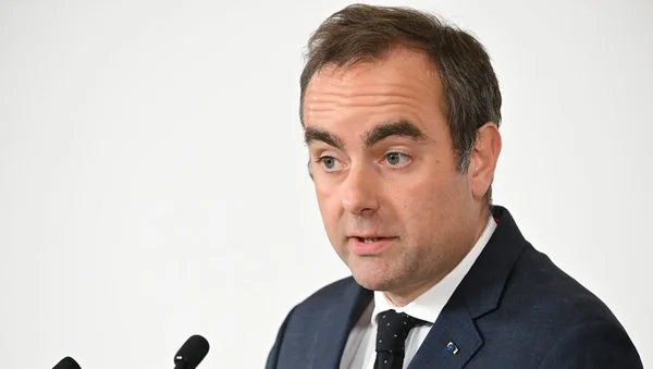 Sébastien Lecornu au pupitre lors d'une déclaration.