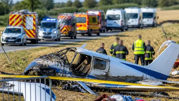 Les débris calcinés de l'avion après le crash à Tomblaine, avec les services d'urgence en intervention.