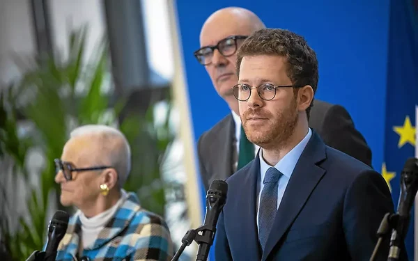 Conférence de presse à Bercy annonçant le gel de 3,2 milliards d’euros de crédits.