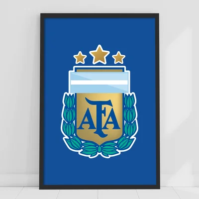 Écusson de l'AFA encadré, avec trois étoiles et lauriers sur fond bleu.