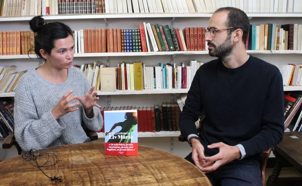 Julia Kerninon en conversation avec un interlocuteur, un exemplaire de son roman « Liv Maria » visible sur la table.