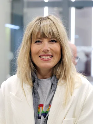 Mélanie Page à Marseille en 2023, souriante dans un blazer blanc.
